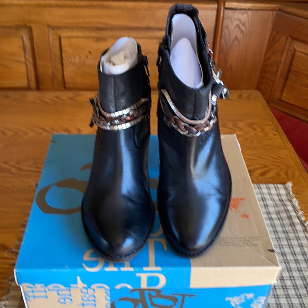 OTBT NWOT BLACK  BELFAIR BOOTIES 7.5